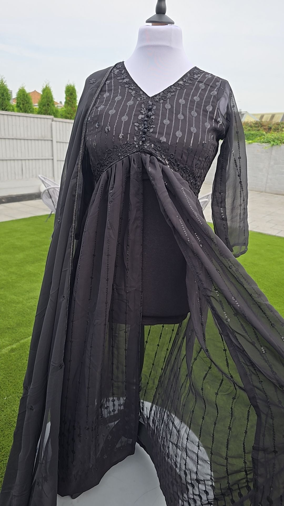Miraj 🖤 Black on Black
